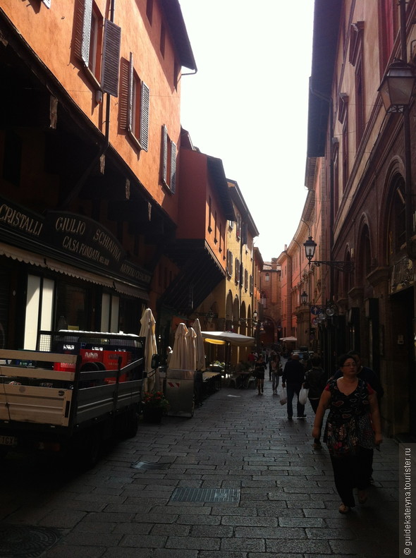 Прогулка по торговым улицам Болоньи