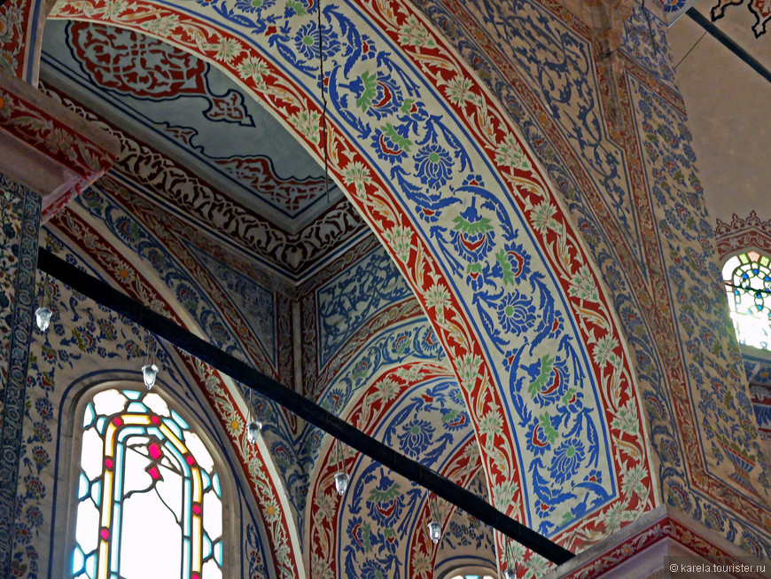 Голубая мечеть славится своей отделкой голубыми изразцами из Измира