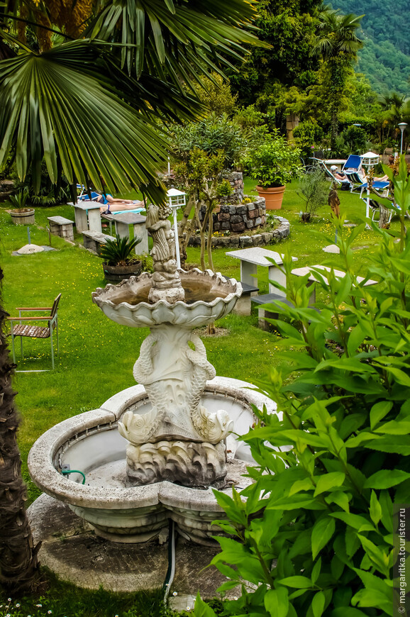 фонтан в саду