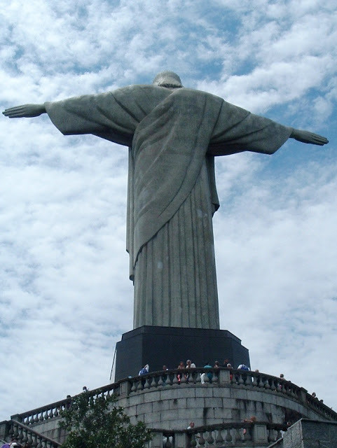 Статуя над городом