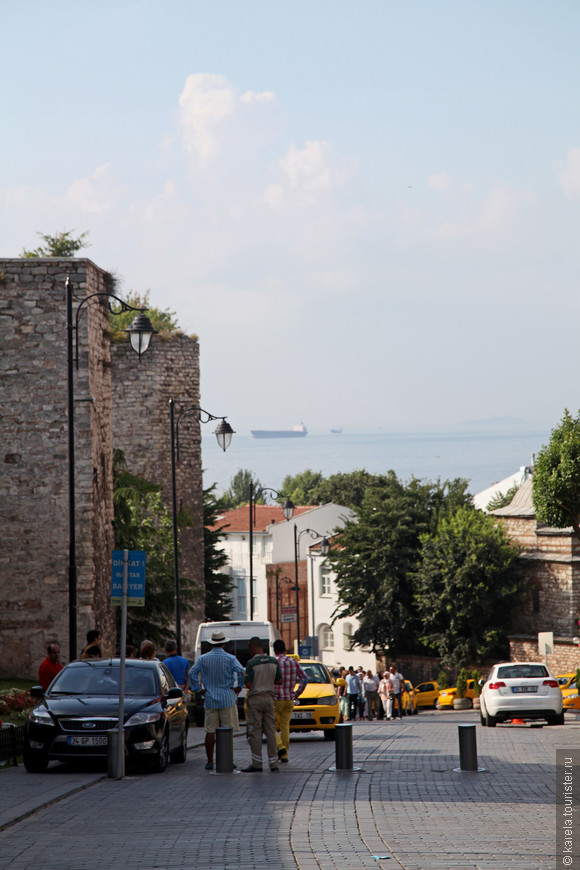 Спуск к Босфору со стороны дворца Топкапы