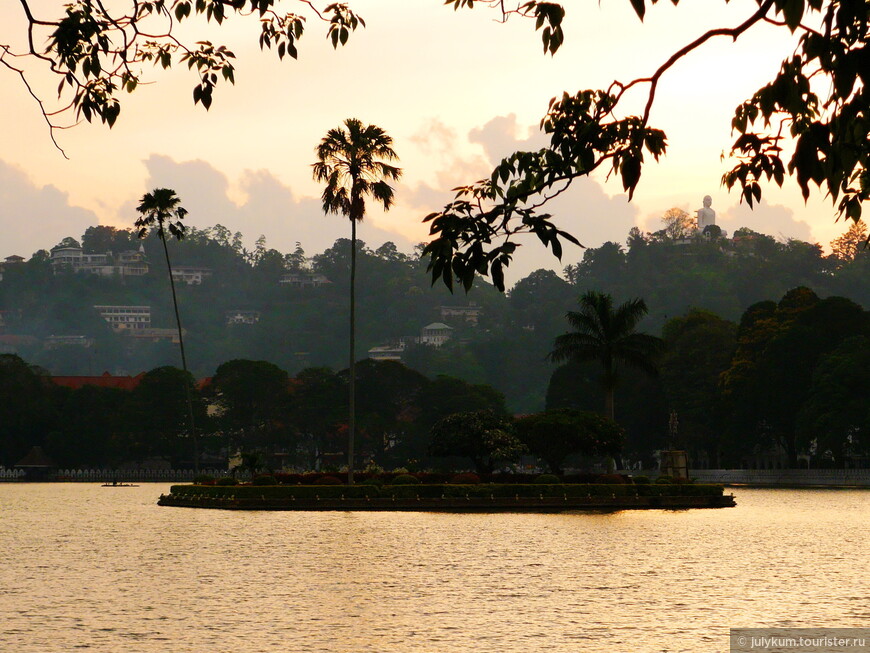 Островок на озере Канди. Когда-то здесь располагался гарем одного из сингальских царей.