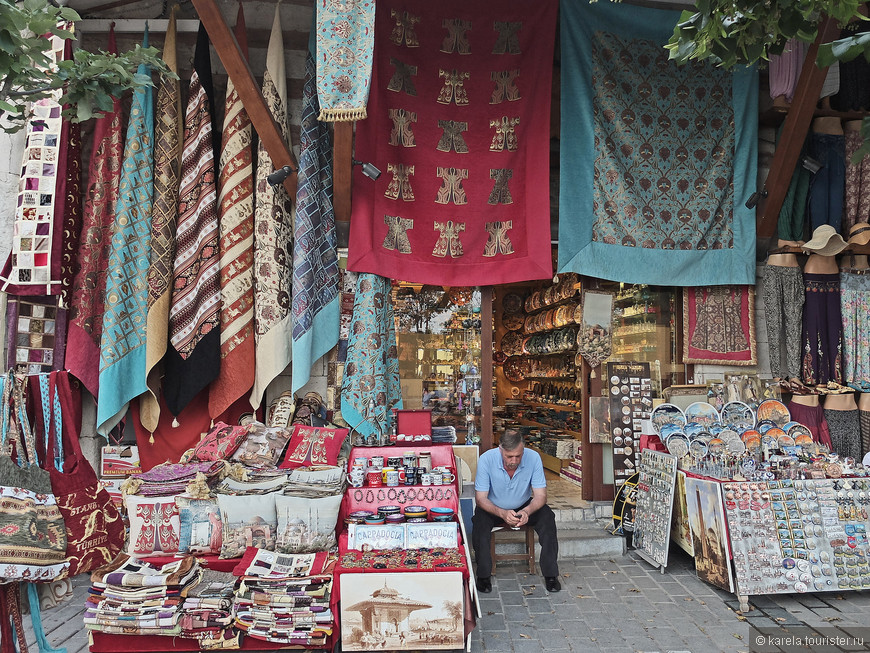 Небольшой рынок у стен музея Айя-София