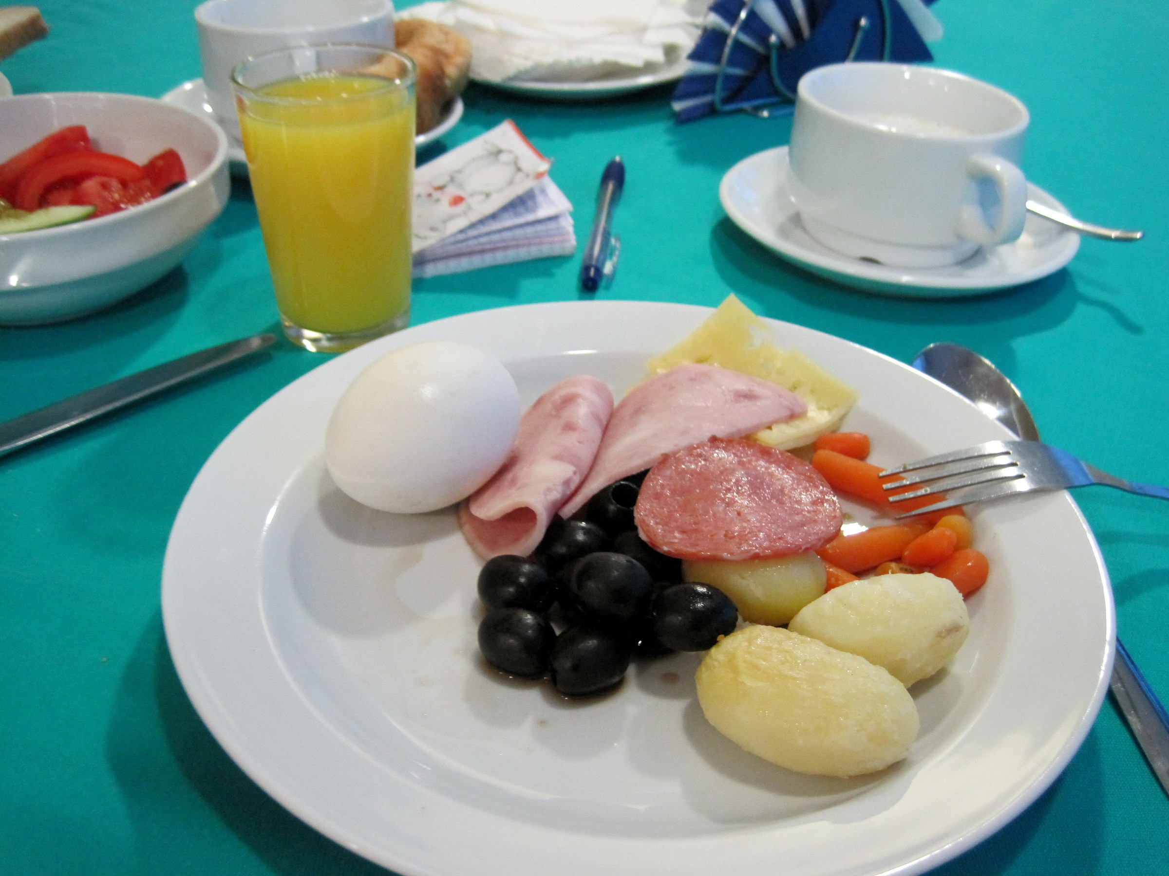 Обед в гостинице. Завтрак в ресторане. Шведский завтрак в отеле. Завтрак в номере отеля.