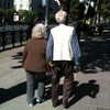 Пожилые супруги из Америки гуляют по проспекту Руставели.