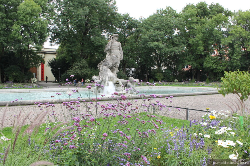 Фонтан Нептуна в Ботаническом саду