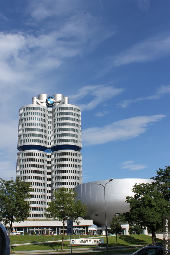 Здание штаб квартиры BMW, а здание в виде чаши на переднем плане – это музей BMW