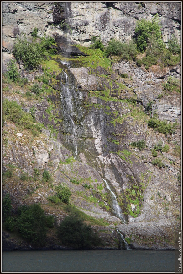 Весной водопады более красивые, а сейчас-тонкие изящные струйки говорят об их сезоне отдыха!
