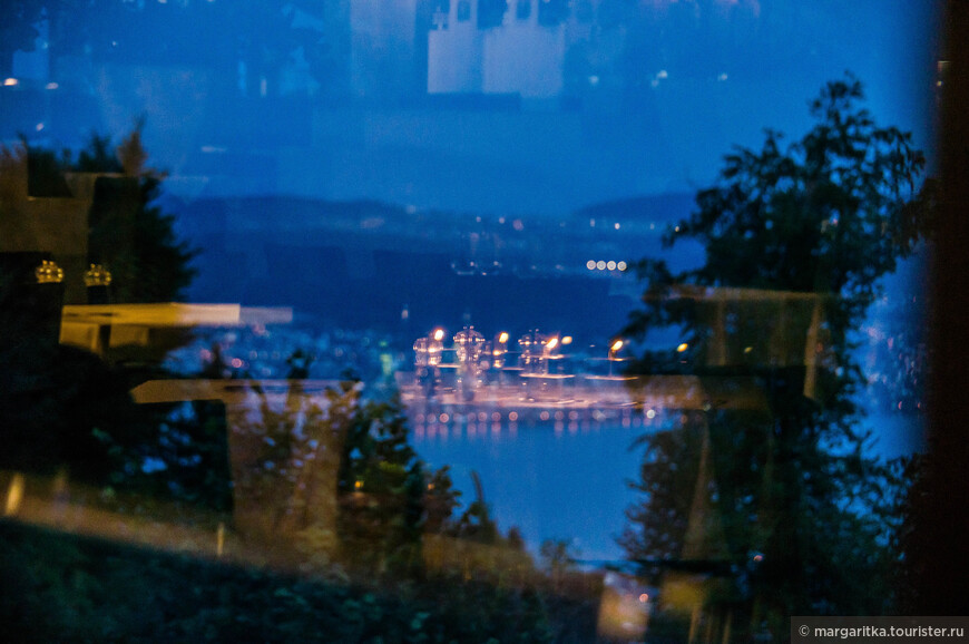 вид из окна номера на озеро вечером