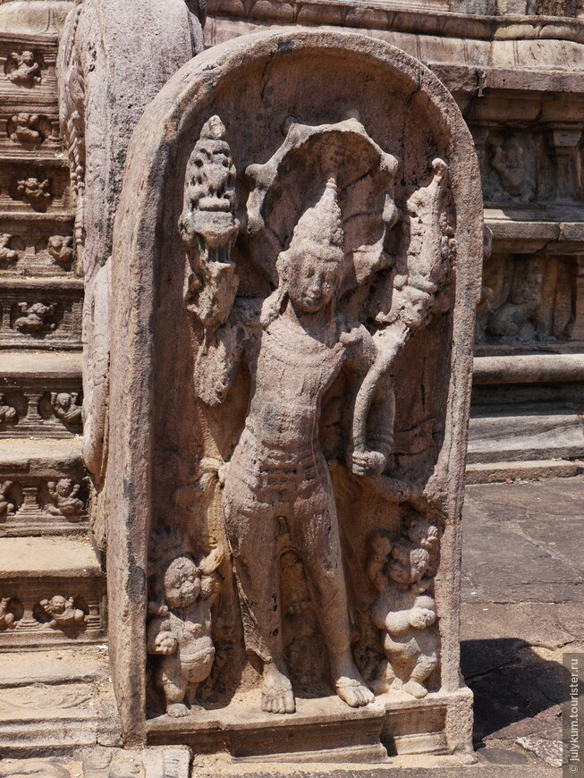 Охранный камень на лестнице Ватадаге. На нем изображены Нагараджа, держащий горшок с цветком и два карлика. 