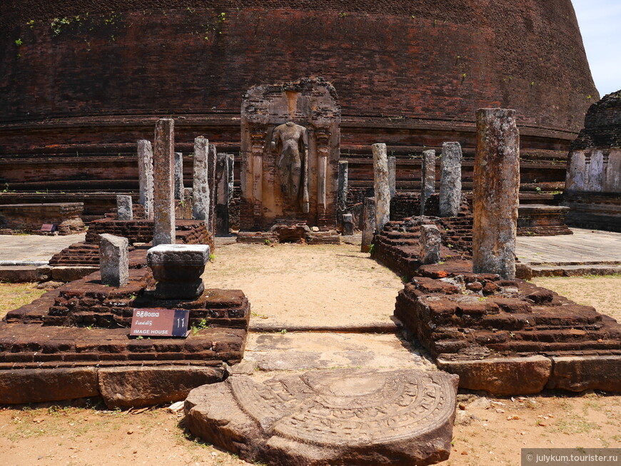 Руины храма у подножия дагобы Ранкот.