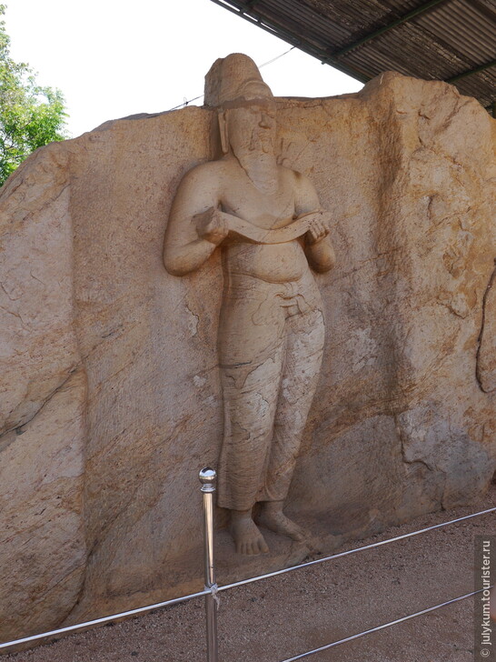 Статуя царя Паракрамабаху.