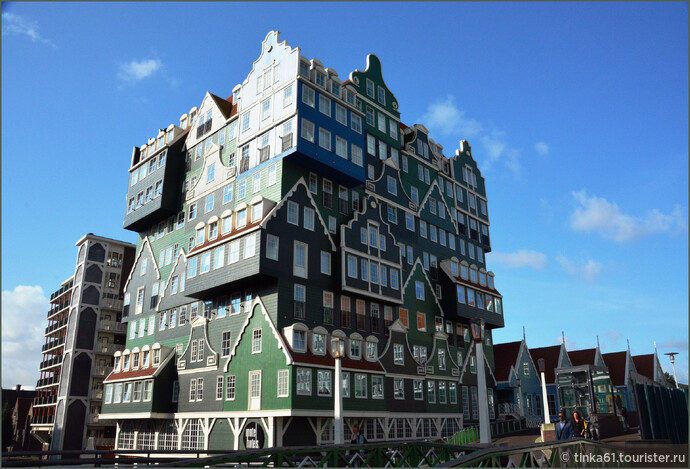 Этот необычный отель Иннтел появился здесь в 2010 году. Он как  конструктор собран из множества  фасадов маленьких домиков. Интересный образчик современной архитектуры Нидерландов, вдохновленный добрыми старыми традициями Голландии.