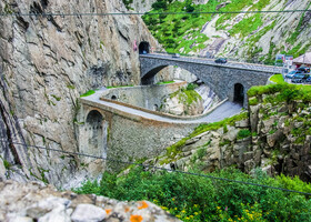  Первый каменный мост был перекинут через ущелье Рёйс в 1595 году. Он представлял собой узкую каменную арку длиной около 25 метров, переброшенную над ущельем на высоте 22 — 23 метра над бурным грохочущим потоком..Часть той старинной кладки сегодня схоранилась в основании пешеходного моста