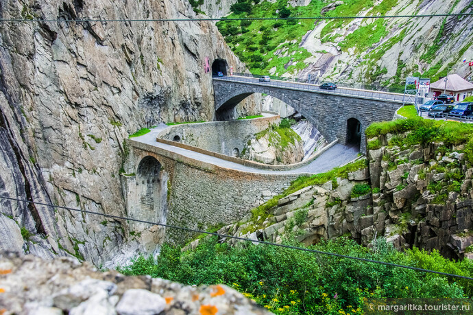  Первый каменный мост был перекинут через ущелье Рёйс в 1595 году. Он представлял собой узкую каменную арку длиной около 25 метров, переброшенную над ущельем на высоте 22 — 23 метра над бурным грохочущим потоком..Часть той старинной кладки сегодня схоранилась в основании пешеходного моста