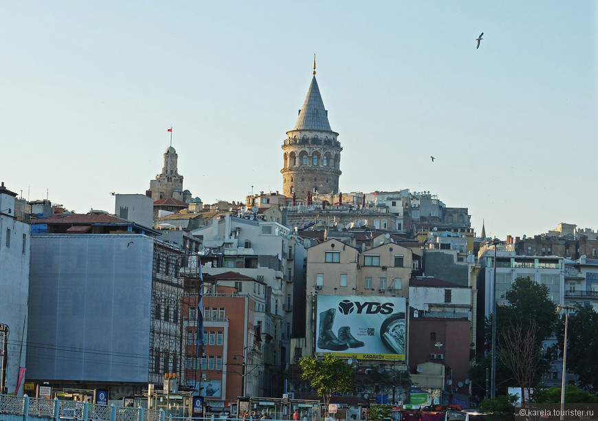 Галатская башня - одна из самых популярных смотровых площадок в Стамбуле. Она торчит над всем остальным ландшафтом и легко узнаваема и видна и с земли, и с воды