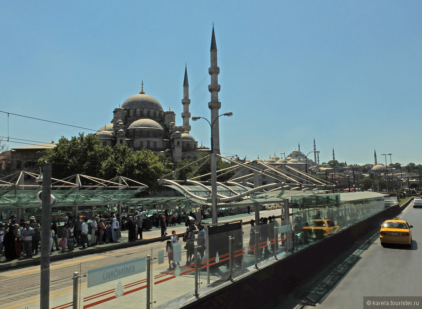 Трамвайная остановка у Новой мечети. Трамвай - популярный вид общественного транспорта в Стамбуле