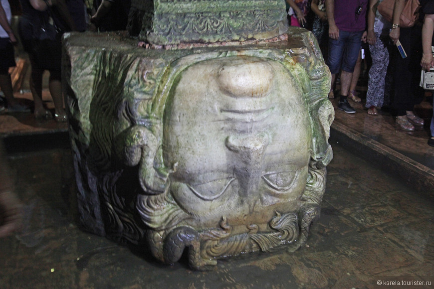 Знаменитая перевернутая голова Медузы Горгоны из Цистерны Базилики - (водохранилища, построенного во времена Византии)