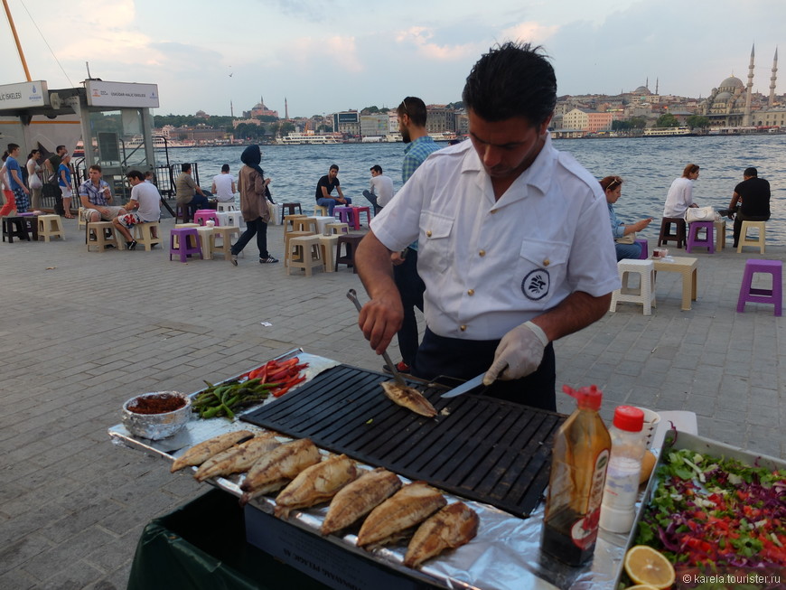 В плане еды приятным гастрономическим открытием стал турецкий рыбный сэндвич балык экмек, съеденный под аккомпанемент крепкого и бодрящего турецкого чая 