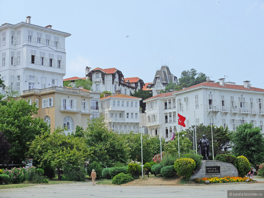 Справа от причала - центральная площадь со статуей Кемаля Ататюрка