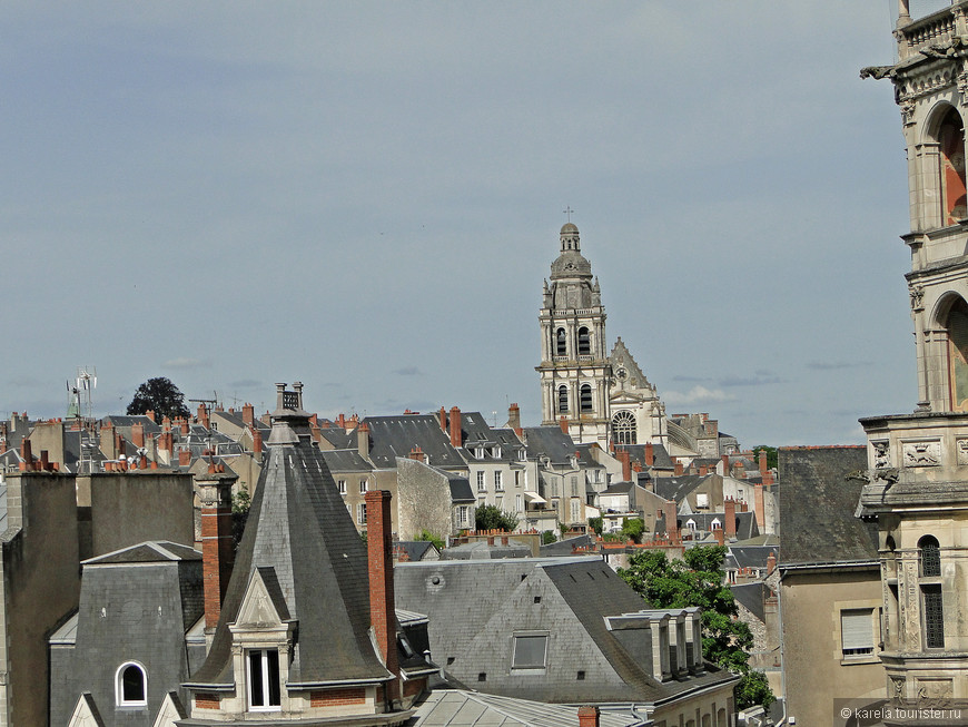 Вид на Блуа со стороны Королевского замка. Над городом возвышается колокольня кафедрального собора Святого Людовика