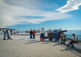 Место, которое сегодня называется «Балконом Европы» (Balcón de Europa) ранее было известно как La Batería. Это название было связано со стоящей на нем батареей орудий, защищавших город.