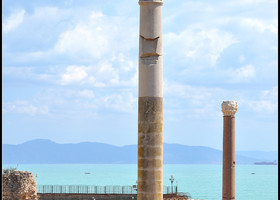 Термы Антонина. Чтобы представить масштаб сооружения, были восстановлены 15-ти метровые колонны сооружения для купания в холодной воде (фригидария). Наверное, у каждого кто был в Тунисе есть кадр, похожий на этот!