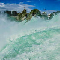 Rheinfall (водопад на Рейн) — крупнейший в Европе водопад по объему падающей воды.