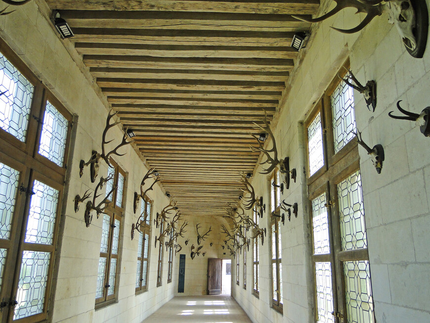 Один из коридоров в Шамборе, напоминающий о предназначении замка