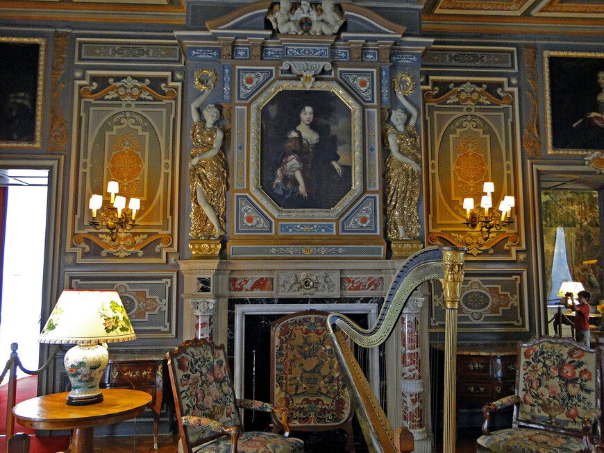 Камин большой гостиной, украшенный портретами Мари-Жоан де ла Карре Сомери, графини Шеверни