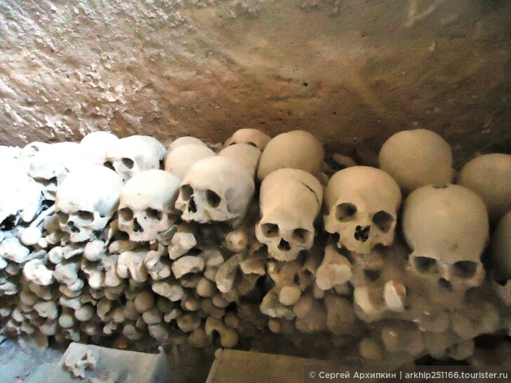 Находясь в Неаполе необходимо посетить подземный Неаполь - его катакомбы и кладбища под землей