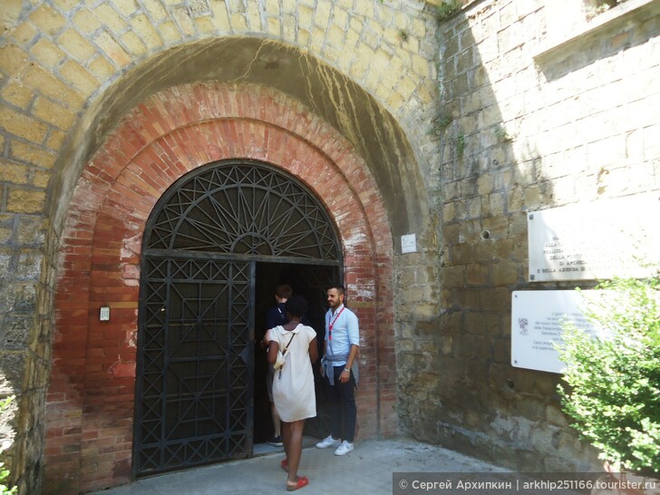 Находясь в Неаполе необходимо посетить подземный Неаполь - его катакомбы и кладбища под землей