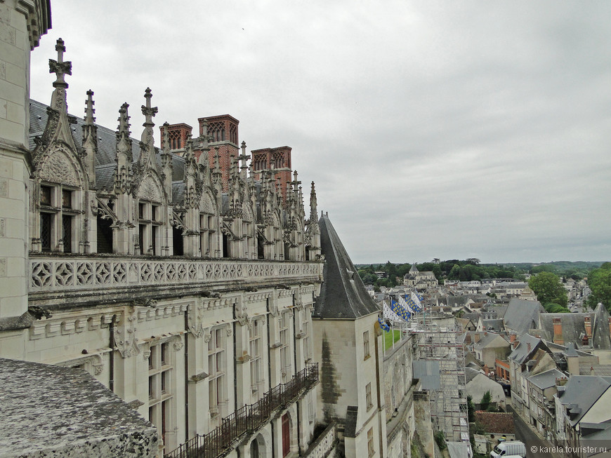 Вид из башни Миним (Малыши), где располагались комнаты королевских детей, на флигель Карла VIII с ложами в ренессансном стиле