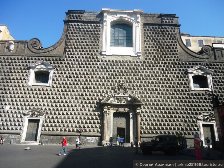 В Неаполе необходимо посмотреть 2 его лучших собора и 2 монастыря.