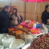 Туристы из Анапы покупают грузинские специи на Тбилисском рынке.