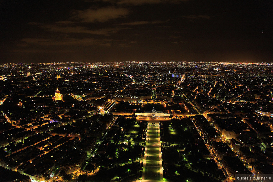 Здесь разыгрываются современные сцены парижской жизни. Вид на Париж с Эйфелевой башни