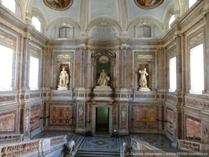 Из Неаполя надо обязательно съездить и увидеть королевский дворцово-парковый комплекс Казерта и Капую с ее Ареной.