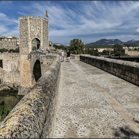 Импозантный мост 11 века при слиянии рек Флувии и Капельяды - визитная карточка города. 