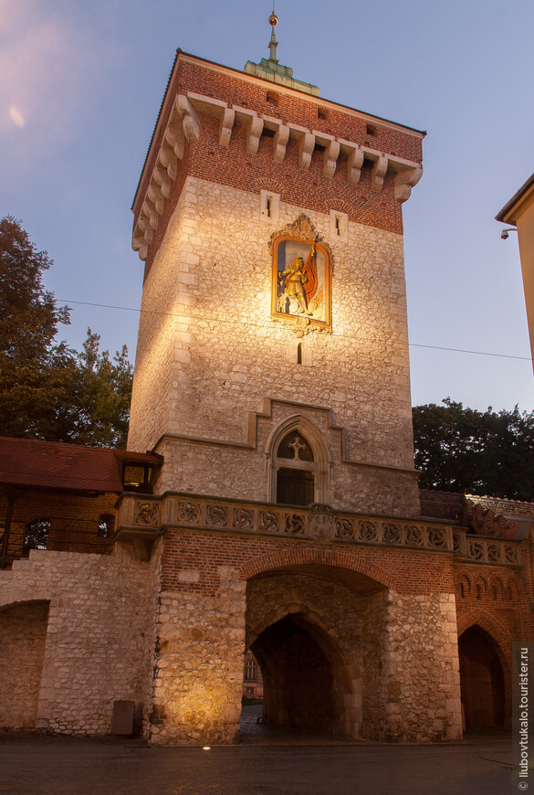Флорианские ворота, построены в 14 веке и названы в честь небесного покровителя Кракова- Святого Флориана