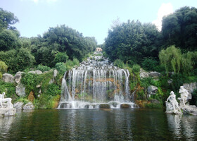 Главный водопад,который низвергается в фонтан Дианы, а наверху находятся псевдоруины, к которым можно попасть через Английский парк, который начинается с правой стороны от фонтана