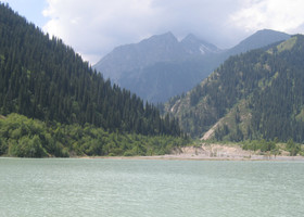 Высокогорное озеро Иссык в Казахстане