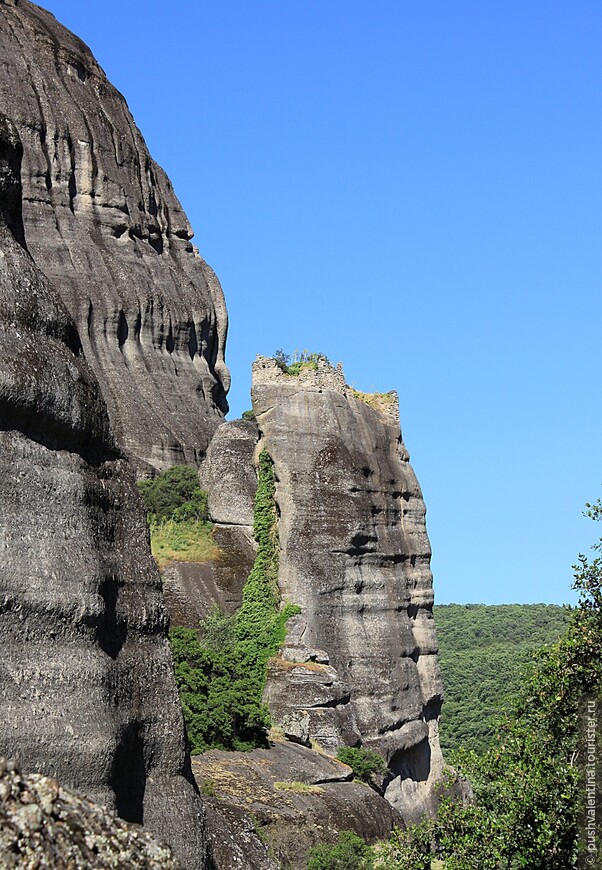 На скале видны остатки монастыря