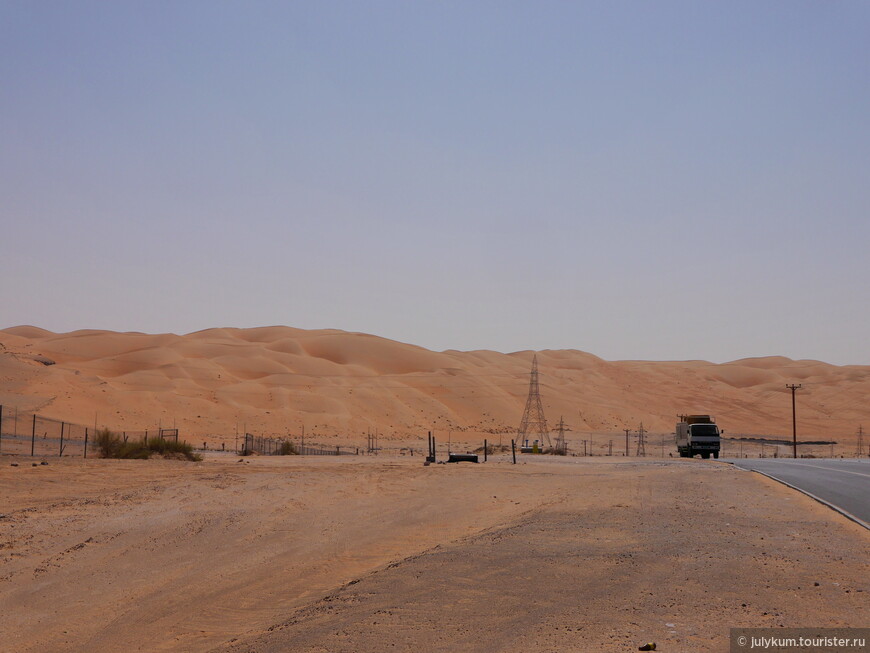 Для того, чтобы оценить масштабы дюны, посмотрите на вышку ЛЭП и грузовик. 