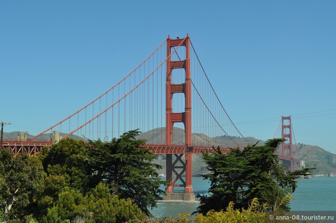 Попасть в Саусалито из Сан-Франциско можно двумя путями: по мосту  "Золотые ворота" и на пароме. Поскольку мы совмещаем поездку с осмотром моста, то, конечно, едем через мост.