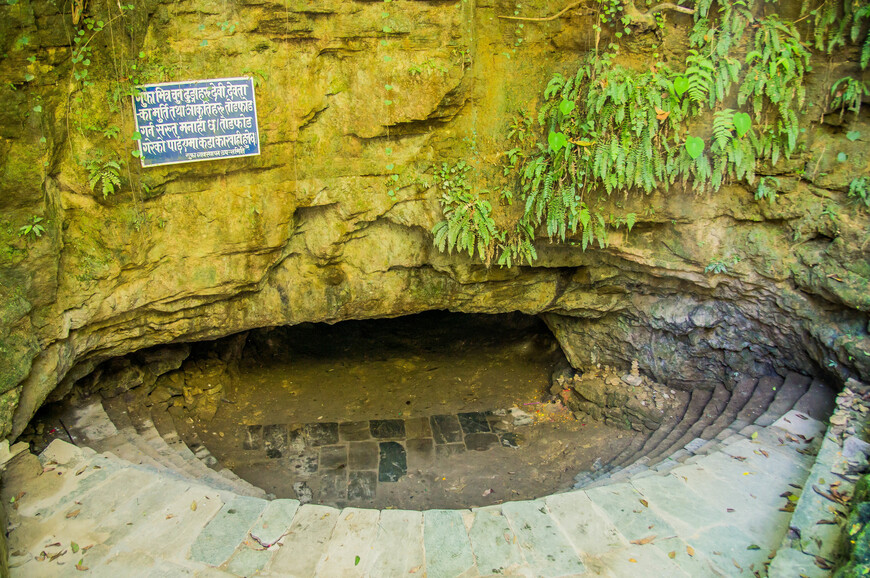 2 пещеры в Покхаре. Непал
