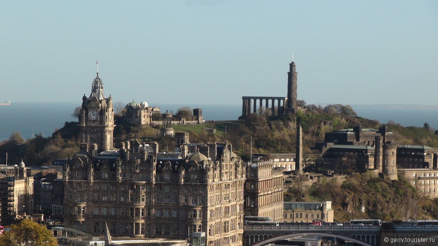 Вид на Calton Hill из Эдинбургского замка