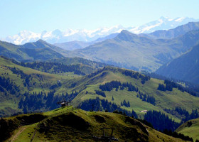 Кицбюэль лежит на высоте 800 м между двух гор - Ханенкамм (1712 м) и Кицбюэлер-Хорн (1996 м), на которых проложены 145 км горнолыжных трасс и 53 подъёмника. 
