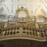 Библиотека построена Мануэлем Каэтано де Соуза, архитектором, построившим дворец Келуш, дворец Ажуда в Лиссабоне. Ее длина 88 метров, ширина 9,5 и высота 13 метров. Великолепный пол покрыт розовым мрамором, серый и белый. Полки из дерева стиле рококо украшены балконами.