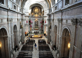 В церкви находятся 11 часовен, искусно украшенных рельефами и мраморными статуями из Италии.