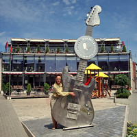 Самая большая в Латвии гитара. Сзади - первое в Латвии рок-кафе.